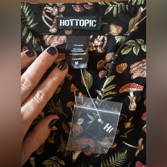 NWT Mushroom Woods Woven Button-Up size medium Hot Topic 🍄 - Picture 7 of 9